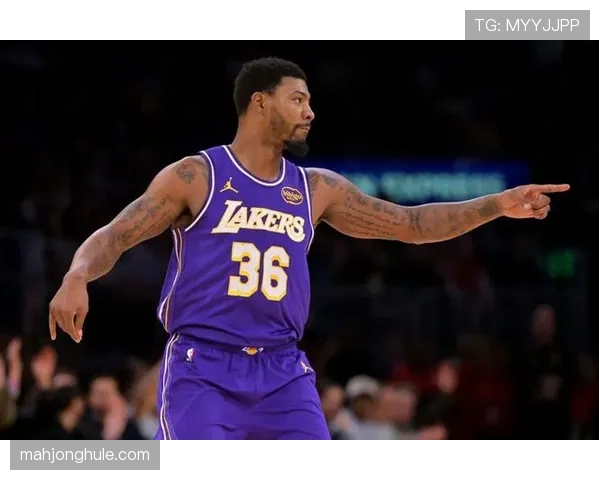 瞬间聚焦：斯玛特制造进攻犯规后怒吼，本场已造成对手三次带球撞人